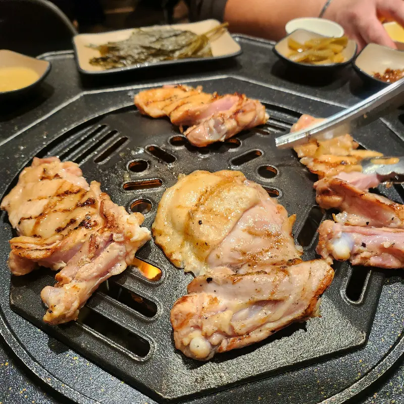 숯불 위에서 맛있게 익어가는 닭갈비