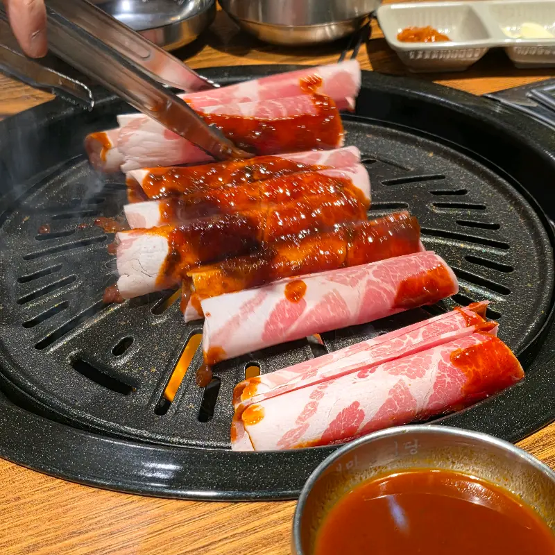 불판 위에서 맛있게 구워지고 있는 새우를 품은 열탄