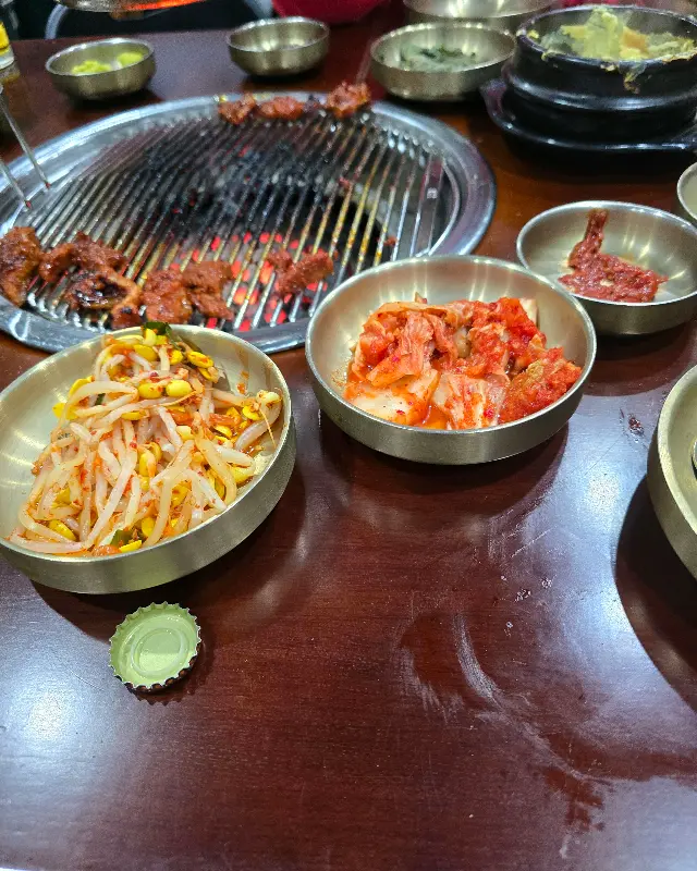 다양한 밑반찬과 연탄불에 구워지는 고기