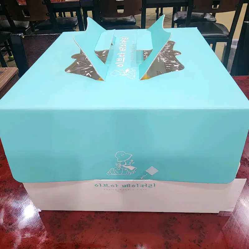 선물용 케이크 상자의 모습
