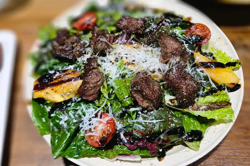 스테이크 샐러드의 환상적인 비주얼