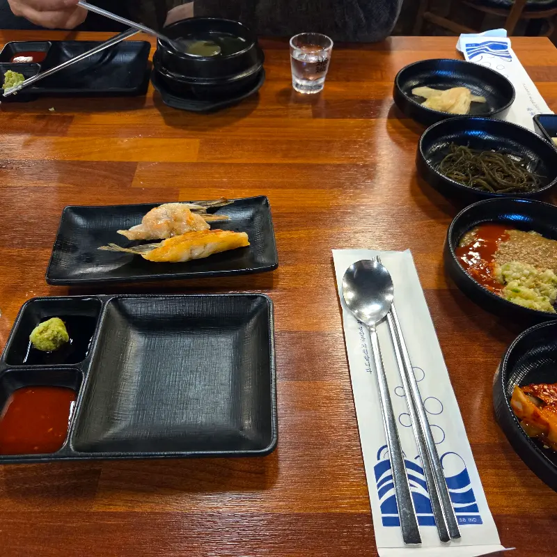 테이블 위에 놓인 스끼다시