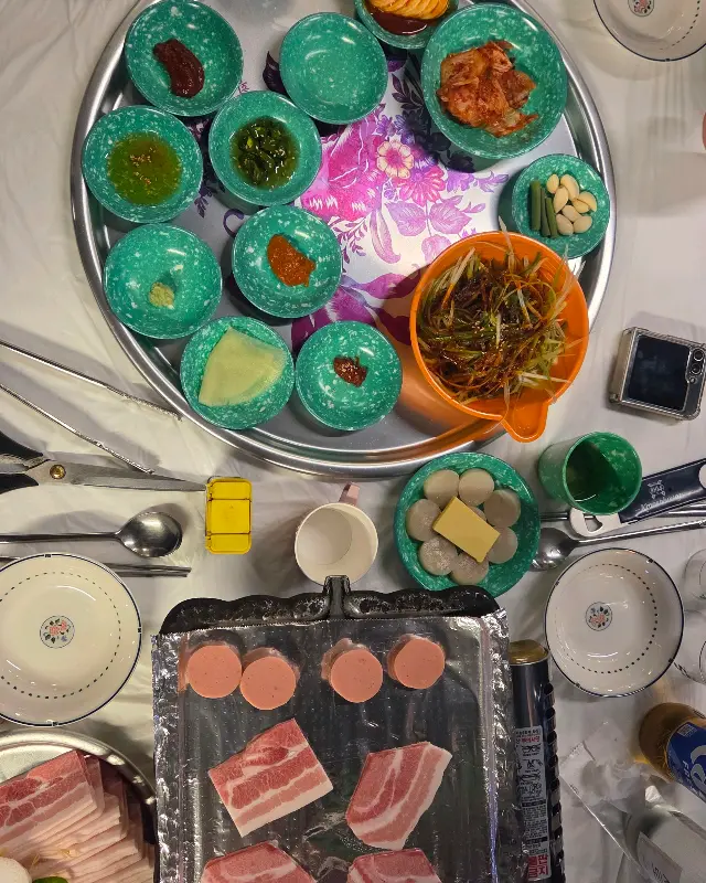 다양한 소스와 밑반찬