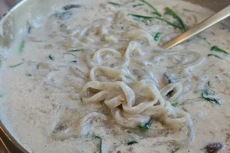 고소한 냄새가 코를 자극하는 들깨 칼국수