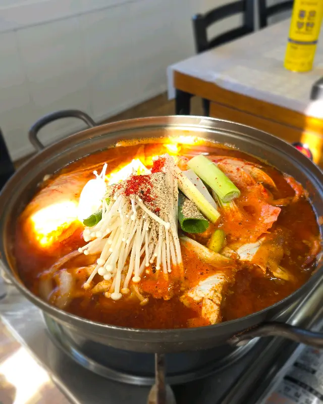 테이블 위에서 보글보글 끓고 있는 게국지