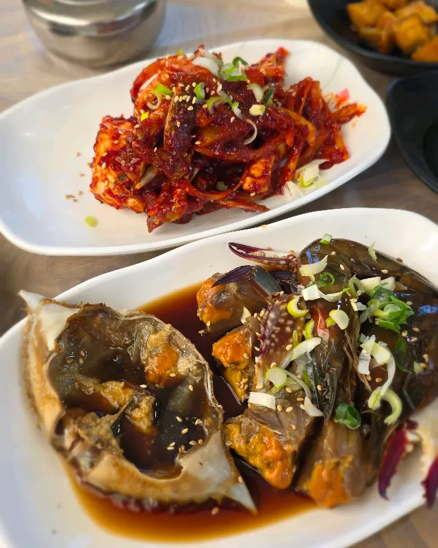 간장게장과 양념게장이 한 접시에 담겨 나온 모습