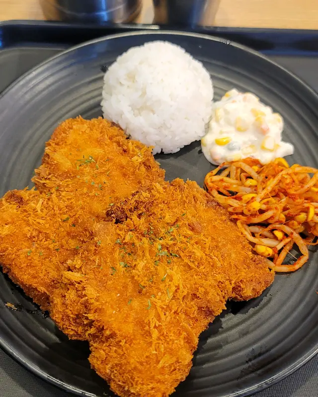 돈까스와 밥, 샐러드가 함께 담긴 접시