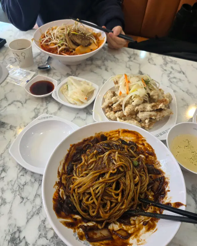 푸짐한 한 상 차림, 탕수육과 짜장면, 짬뽕까지