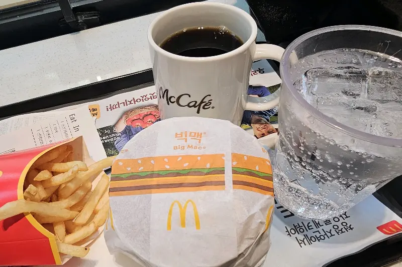 쟁반 위에 놓인 빅맥 세트