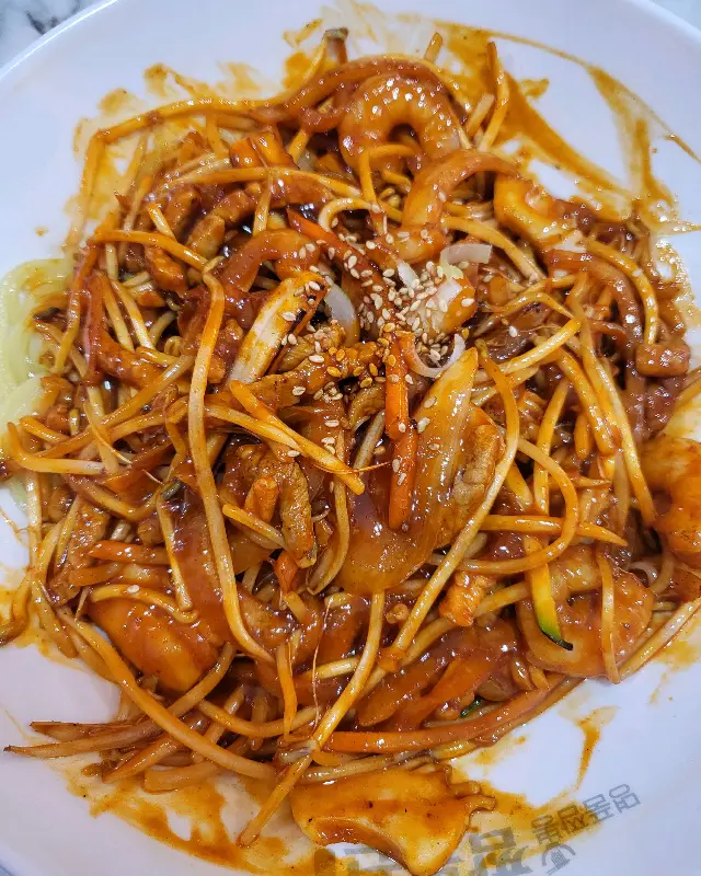 푸짐한 해물이 인상적인 해물쟁반짜장