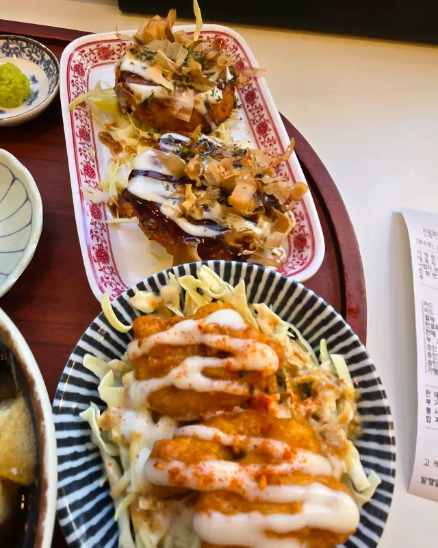 바삭한 튀김과 신선한 양배추의 조화