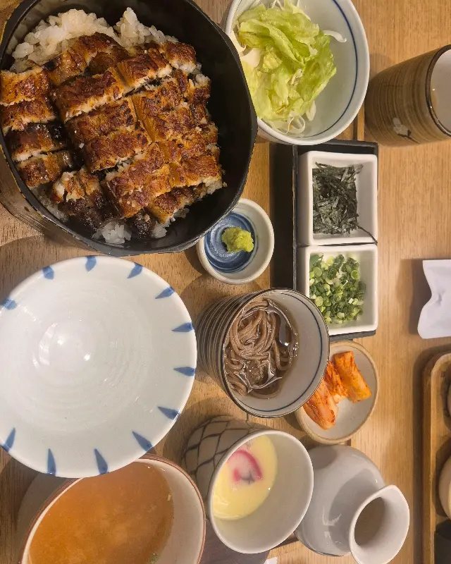 장어덮밥과 다양한 곁들임 메뉴