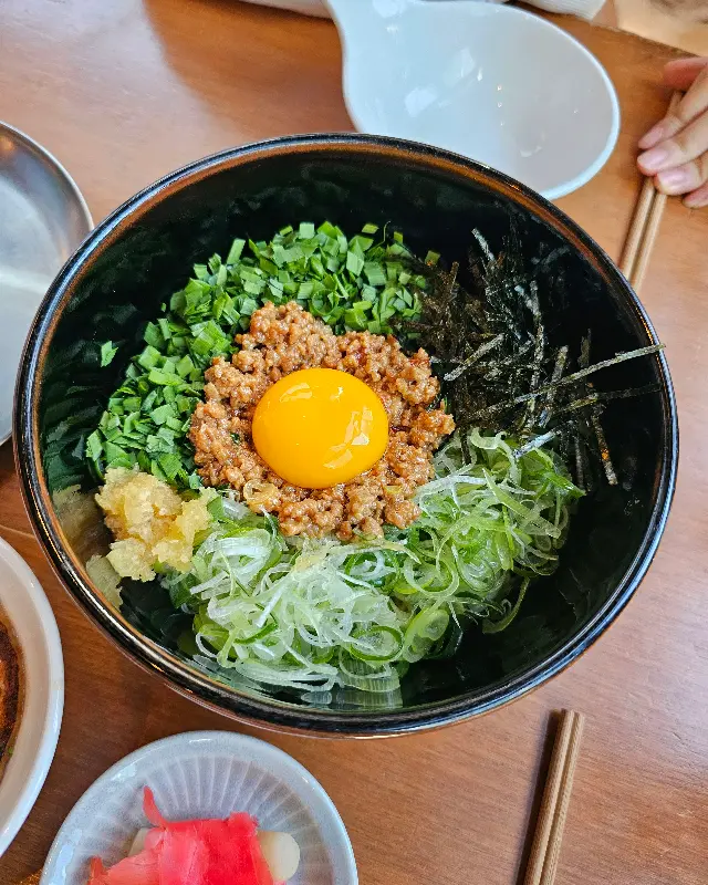 신선한 재료가 듬뿍 들어간 마제소바