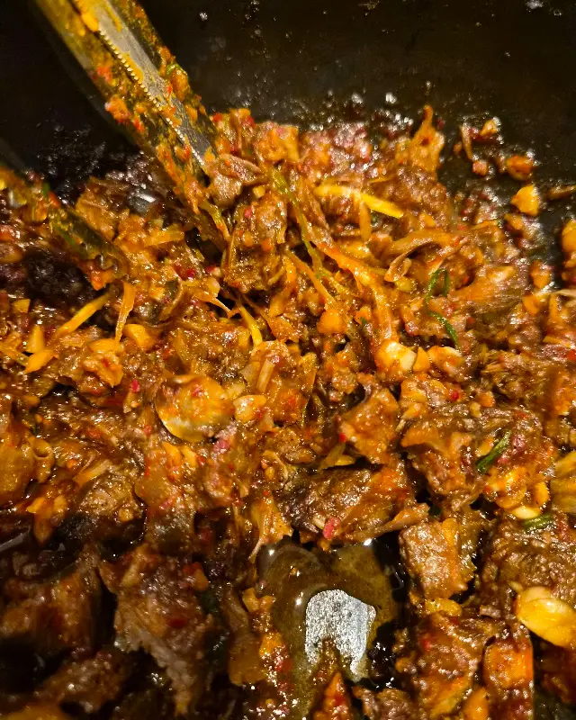 갈비찜 양념에 밥을 비벼 먹는 모습