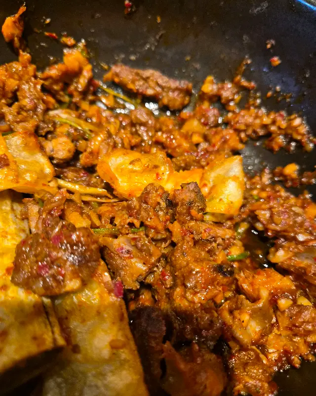 갈비찜과 납작만두가 함께 있는 모습