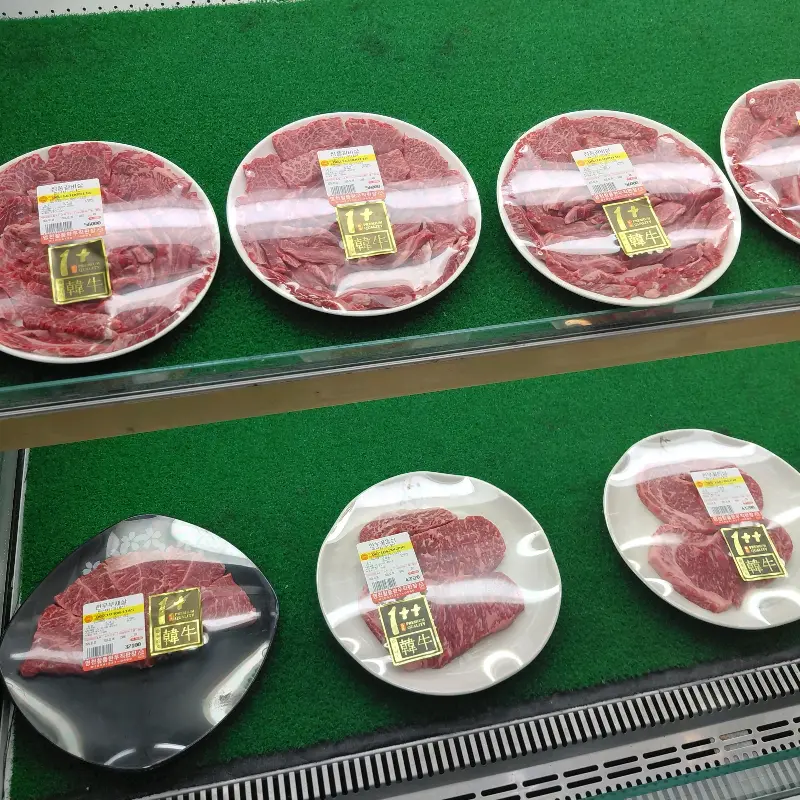 신선한 고기가 진열된 쇼케이스