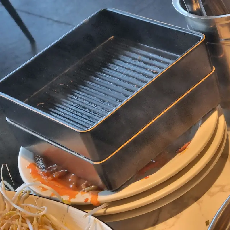 빈 그릇이 쌓인 테이블