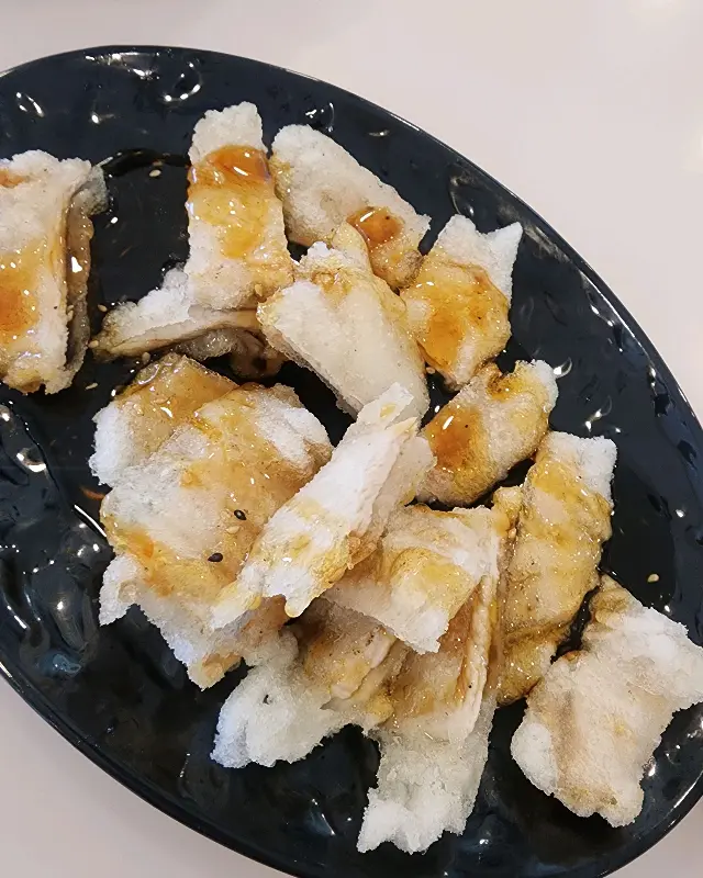 달콤한 소스가 뿌려진 꿔바로우