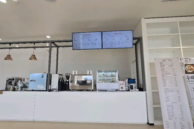 모던하고 깔끔한 분위기의 카페 내부