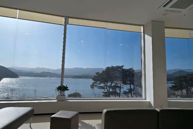 깔끔하게 정돈된 카운터 모습