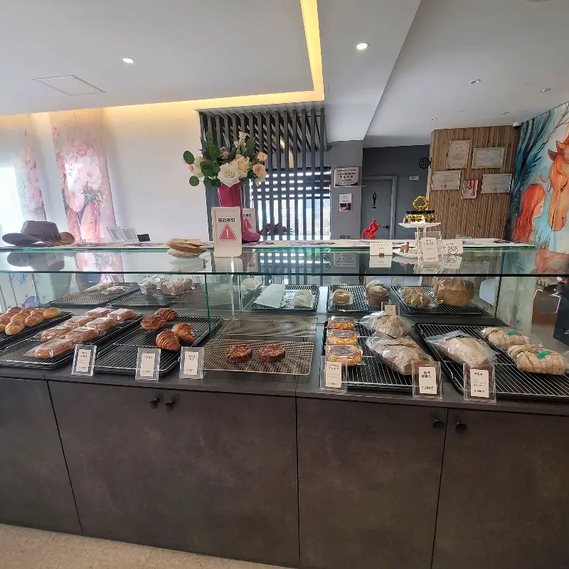빵이 가득 진열된 쇼케이스