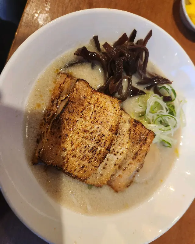 차슈가 듬뿍 올라간 돈코츠 라멘