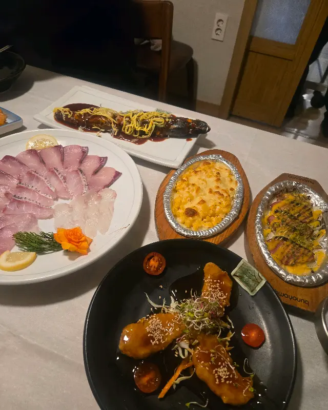테이블 가득 차려진 회와 스끼다시