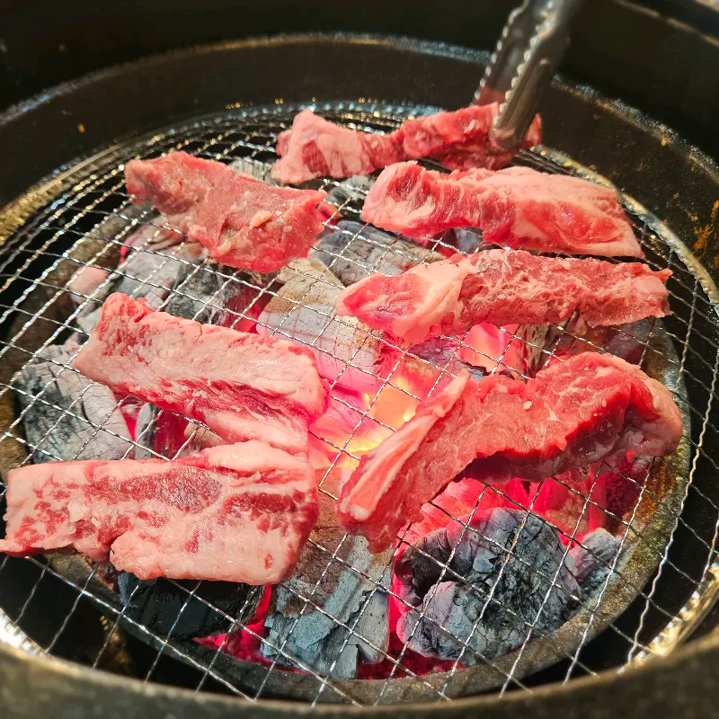 숯불 위에서 익어가는 생갈비살