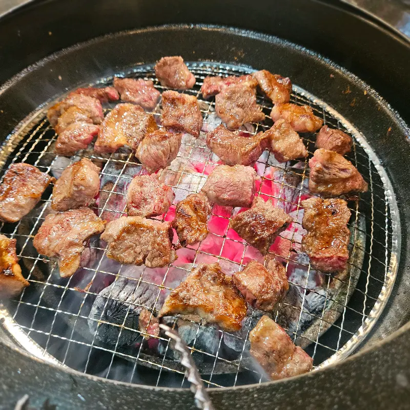 맛있게 구워진 양념 소갈비살