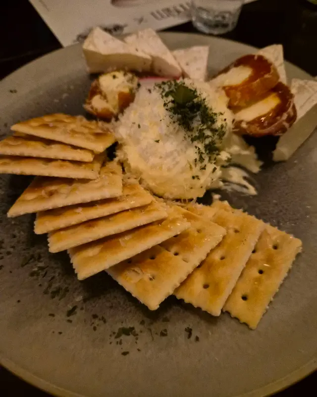 곶감 치즈와 크래커가 함께 나오는 메뉴 사진