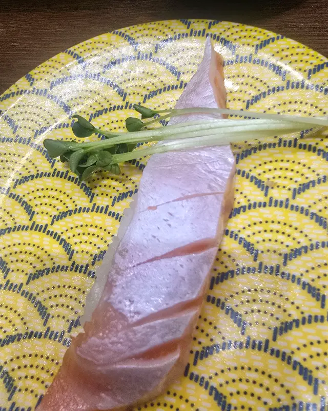 두툼한 연어 한 점이 올라간 초밥