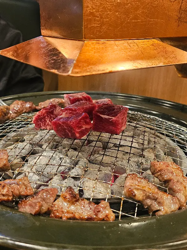 숯불 위에서 맛있게 익어가는 큐브 눈꽃살
