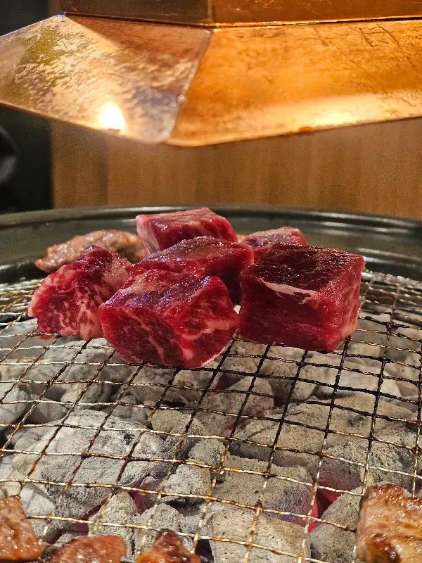 불판 위에서 익어가는 큐브 눈꽃살