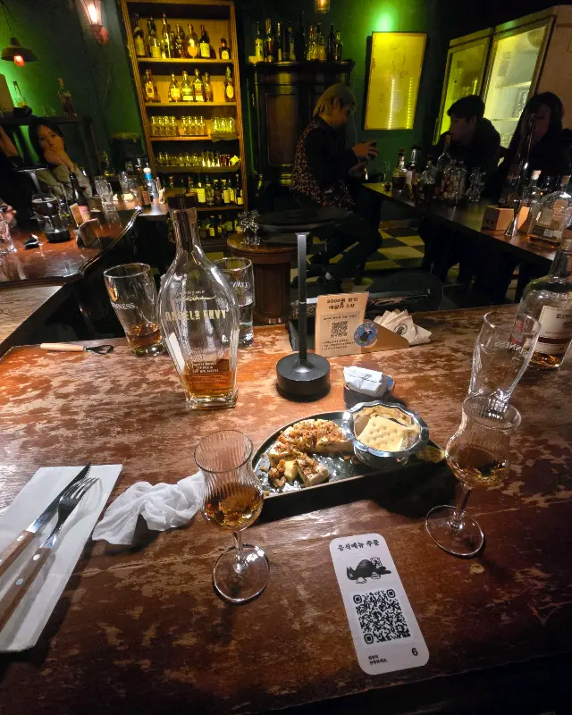 몽상가들 바 테이블