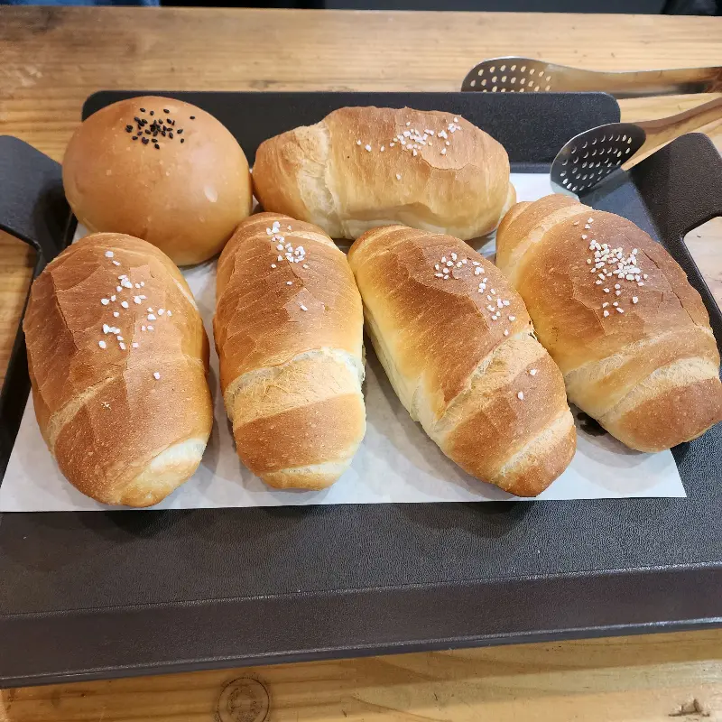 소금빵 클로즈업 사진