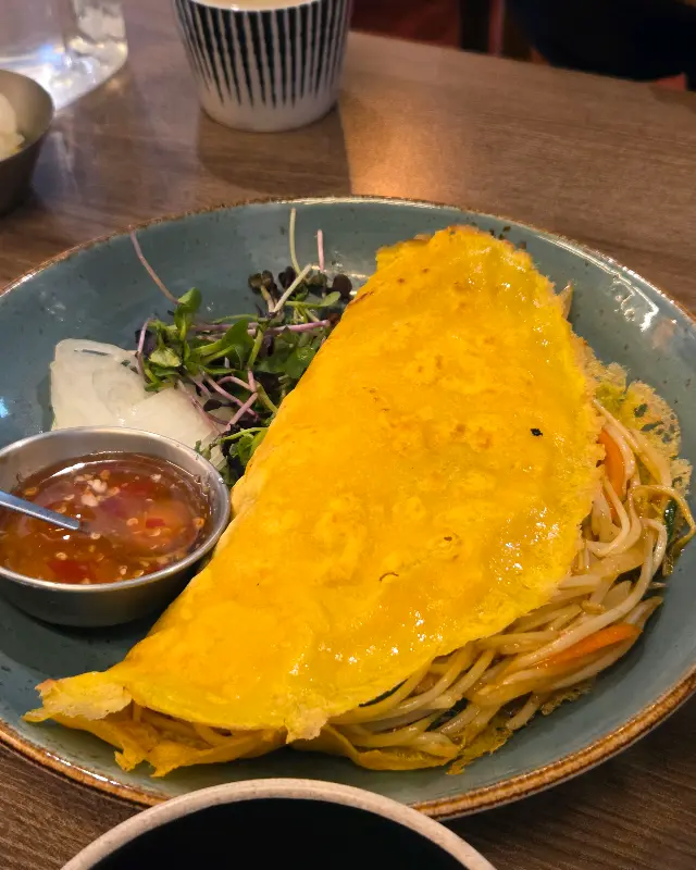 향긋한 향과 아삭한 식감이 일품인 반쎄오