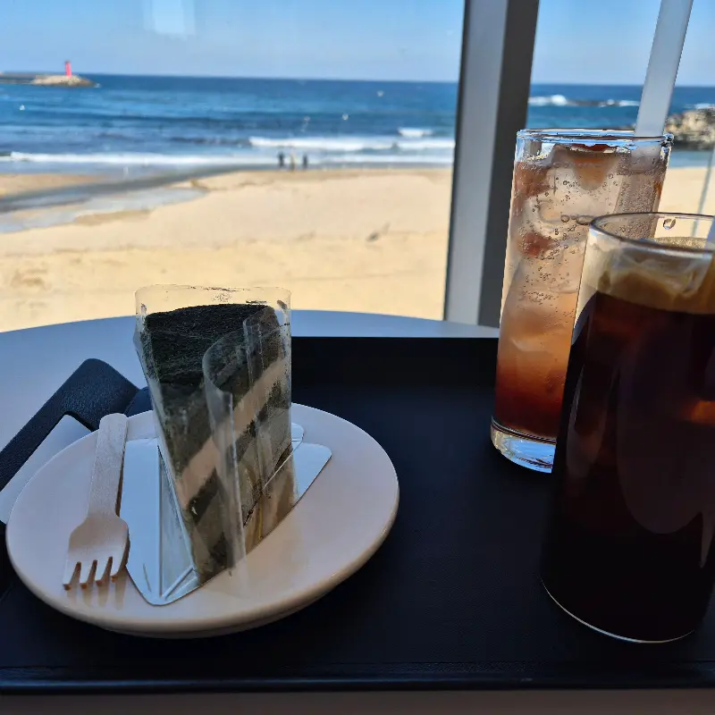 케이크와 음료를 함께 즐기는 모습