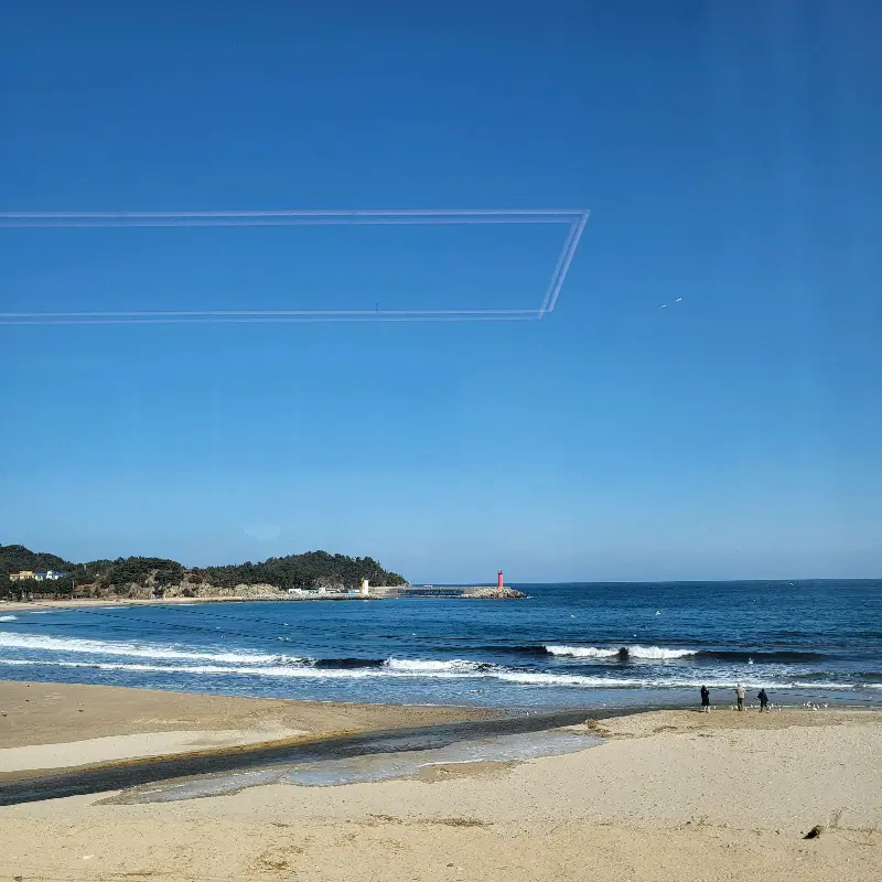 카페에서 바라본 탁 트인 바다 풍경