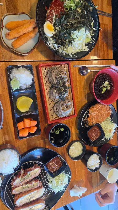 다양한 메뉴를 한 상에