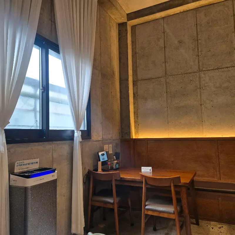 아늑한 실내 분위기