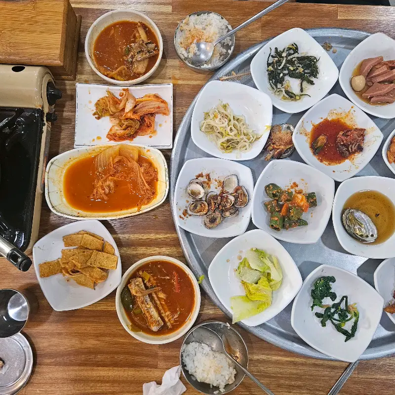 한 상 가득 차려진 갈치백반