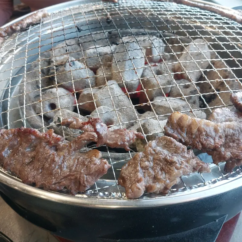 숯불 위에서 맛있게 익어가는 양념 소갈비살