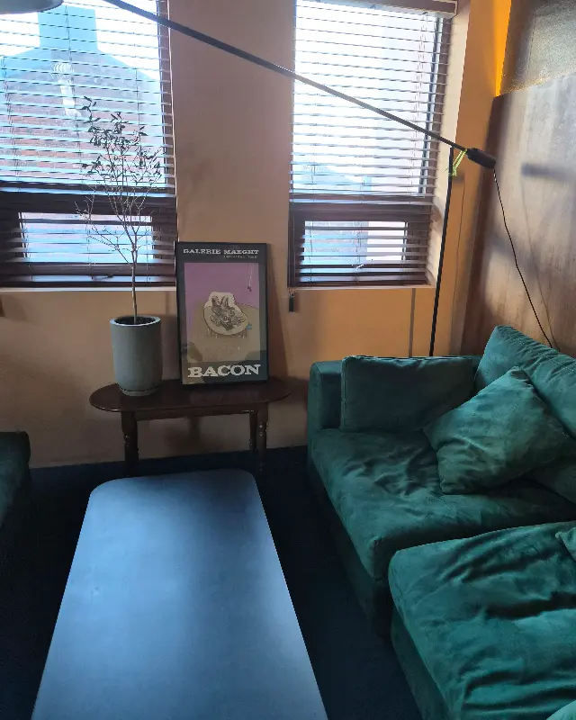 빈스앤비츠의 아늑한 초록색 소파 좌석