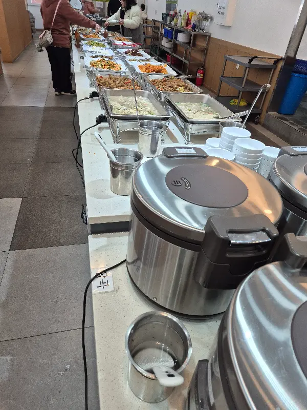 다양한 음식이 준비된 뷔페 라인