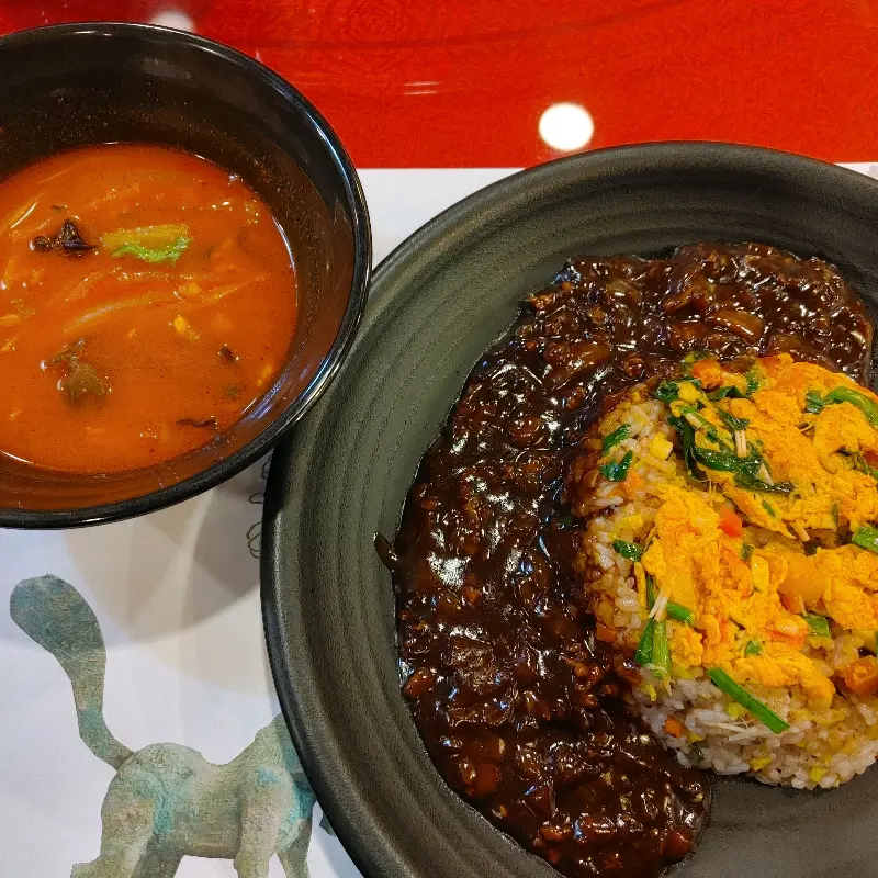 짜장 소스가 듬뿍 올려진 볶음밥