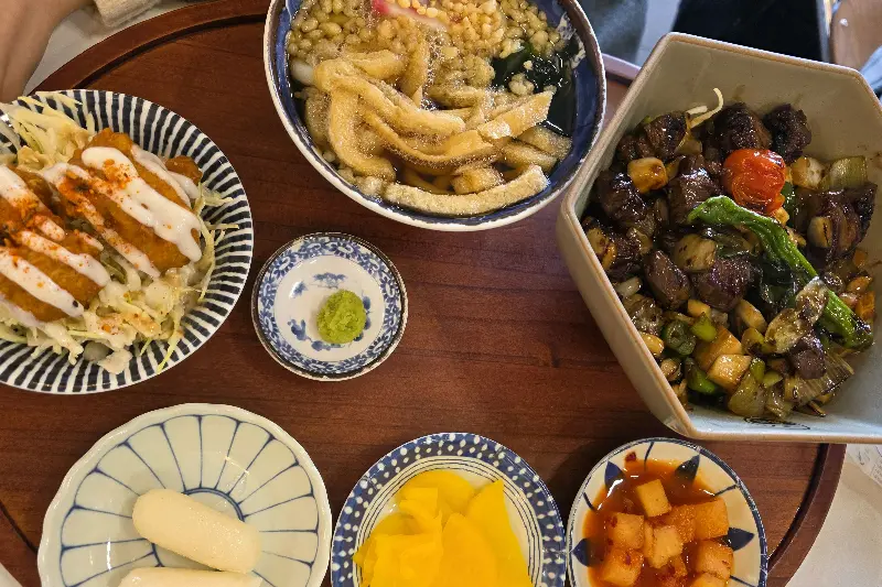 정갈하게 담겨 나오는 반찬들