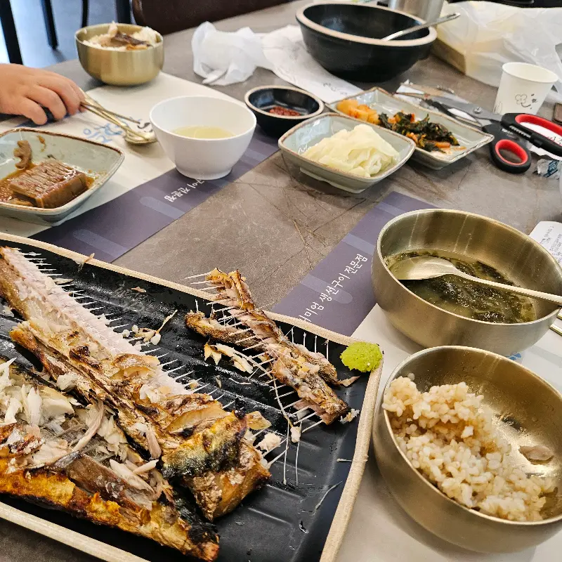 깔끔하게 비워진 식탁