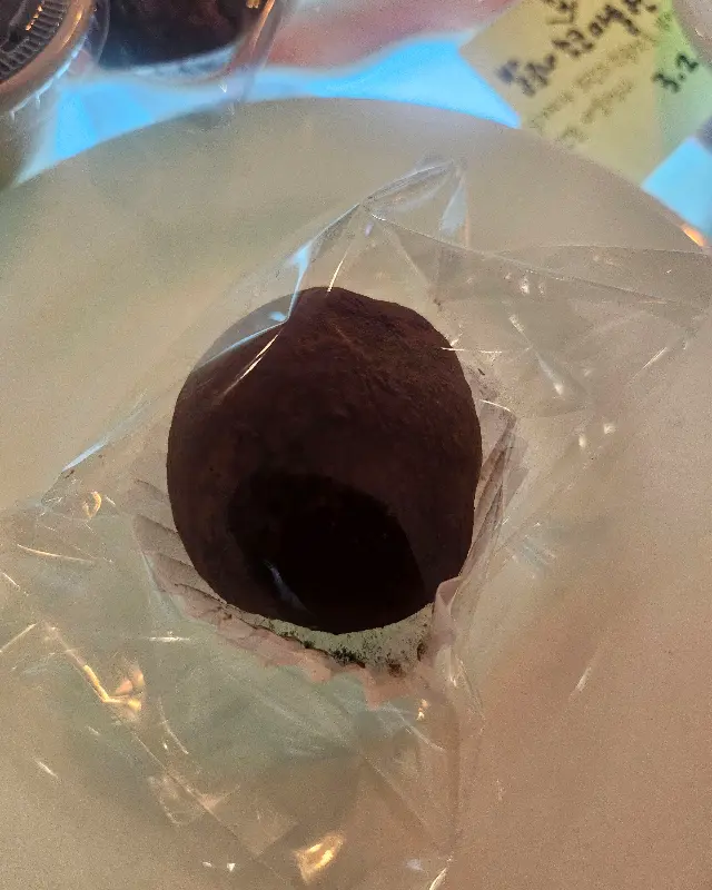 투명한 비닐 포장지에 담긴 두쫀쿠