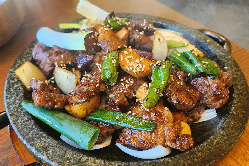 숯불 향이 가득한 석갈비