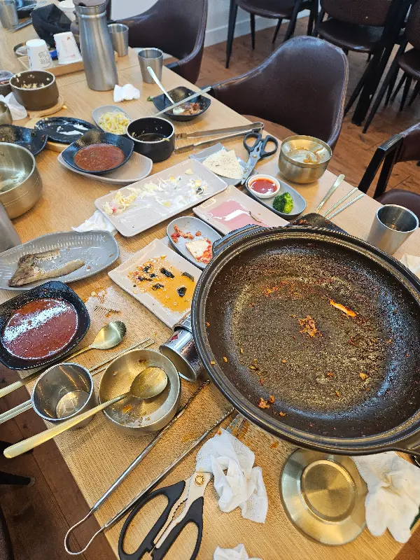 깔끔하게 비워진 테이블